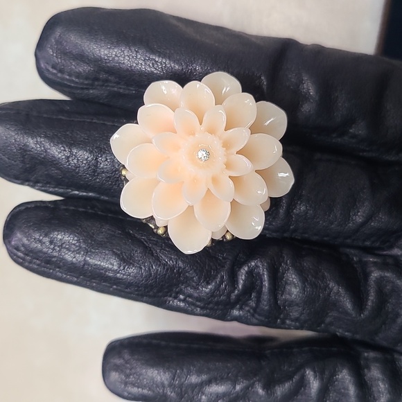 Elegant Floral Ring in Cream and Brasd Tone Size 7.25 - Picture 8 of 17